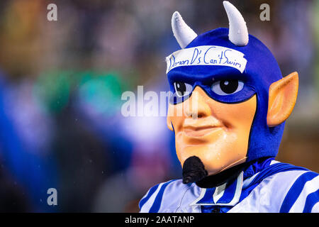 Winston-Salem, NC, Stati Uniti d'America. 23 Nov, 2019. Il diavolo orologi un replay durante il primo trimestre dell'ACC match a BB&T Campo in Winston-Salem, NC. (Scott Kinser/Cal Sport Media). Credito: csm/Alamy Live News Foto Stock