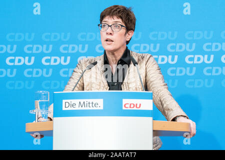 Annegret Kramp-Karrenbauer parlando del 28 ottobre 2018 durante una CDU conferenza stampa a Berlino Foto Stock