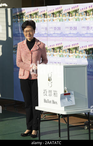 Hong Kong, Cina. 24 Novembre, 2019. Hong Kong Chief Executive, CARRIE LAM, voti in seno al consiglio locale elezioni. Lam incontra la stampa presso Raymond College in Midlevels Central per gettare il suo voto in un'elezione prevista per mostrare Hong Kongers vero opinioni dopo 5 mesi di proteste. Credito: Jayne Russell/ZUMA filo/Alamy Live News Foto Stock