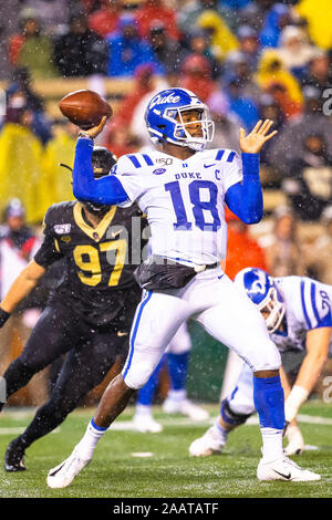 Winston-Salem, NC, Stati Uniti d'America. 23 Nov, 2019. Il duca diavoli blu quarterback Quentin Harris (18) guarda a gettare nel primo trimestre dell'ACC match a BB&T Campo in Winston-Salem, NC. (Scott Kinser/Cal Sport Media). Credito: csm/Alamy Live News Foto Stock