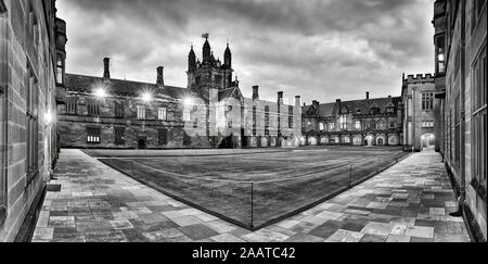 Contrasto wihite nero impressione della storica architecutre con prato nel cortile interno all'interno della vecchia università complesso in stile gotico. Foto Stock