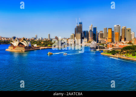 I punti di riferimento della città di Sydney sulle rive del Sydney Harbour visto da di elevazione del Ponte del Porto verso Circular Quay ferry banchine e alto-aumento offic Foto Stock