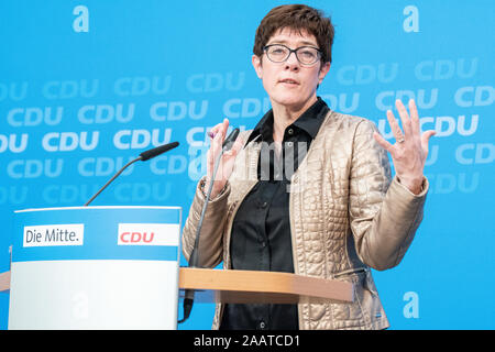 Annegret Kramp-Karrenbauer parlando del 28 ottobre 2018 durante una CDU conferenza stampa a Berlino Foto Stock