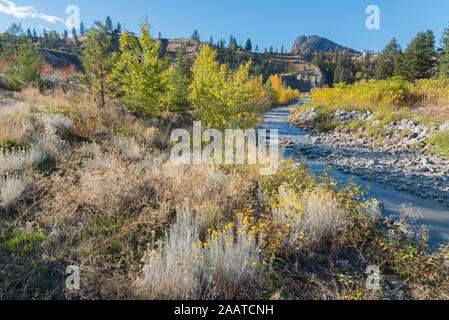 D'autunno bella vista del paesaggio di stream che eseguono attraverso la valle e il cielo blu Foto Stock