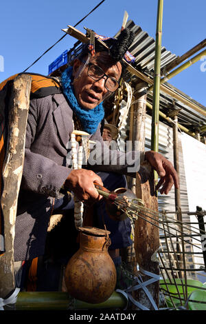 Ziro valle, Arunachal Pradesh, India - 08 gennaio 2019: Apatani sciamano durante la cerimonia dei tradizionali rituali Murung riti nella valle di Ziro in Foto Stock