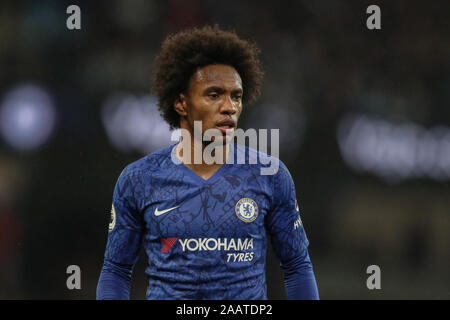 23 novembre 2019, lo Stadio Etihad, Manchester, Inghilterra; Premier League, Manchester City v Chelsea : Willian (10) del Chelsea durante il gioco Credito: Mark Cosgrove/news immagini Foto Stock