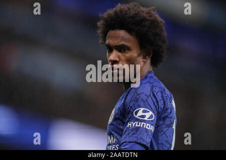 23 novembre 2019, lo Stadio Etihad, Manchester, Inghilterra; Premier League, Manchester City v Chelsea : Willian (10) del Chelsea durante il gioco Credito: Mark Cosgrove/news immagini Foto Stock