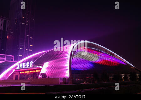 Shenyang illuminate edifici di architettura di notte Foto Stock