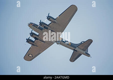 MONROE, NC (USA) - 9 Novembre 2019: di un B-17 bombardiere utilizzato nelle riprese del film 'Memphis Belle" overhead vola ad un air show. Foto Stock