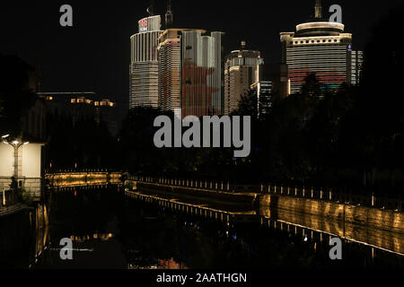 Kunming edifici di notte illuminata la Cina settantesimo celebrazione Foto Stock