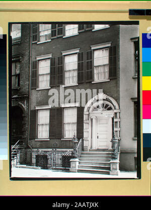 Porta - Casa Tredwell (Vecchia casa di mercanti), 29 East 4th Street, Manhattan facciata di stile federale casa ha finestre con persiane, colonne ioniche e arredata in legno in porta, segno di ammissione, decorativi ringhiere in ferro. Citazione/Riferimento: CNY# 147 Codice: I.A.1.; porta - Casa Tredwell (Vecchia casa di mercanti), 29 East 4th Street, Manhattan. Foto Stock