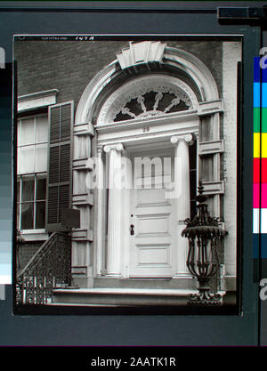 Porta- Tredwell House, 29 East 4th Street, Manhattan porta di casa che mostra colonne ioniche, della pietra e del legno attorno allo sportello, ringhiere in ferro battuto. Citazione/Riferimento: CNY# 147a Codice: I.A.3.; Porta: Tredwell House, 29 East 4th Street, Manhattan. Foto Stock