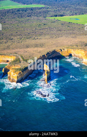 Il Razorback rock formazione lungo la Great Ocean Road vicino i dodici Apostoli al Parco Nazionale di Port Campbell in Victoria, Australia Foto Stock