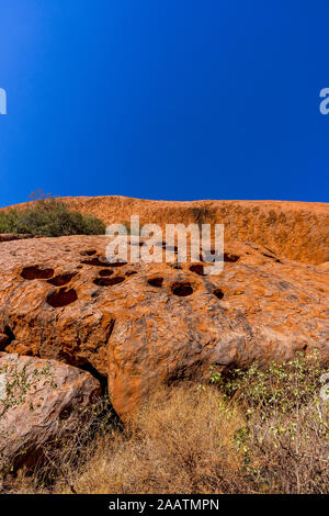 La passeggiata Mala va dal parcheggio di Mala alla Gola di Kantju lungo la base di Uluru (Ayres Rock). Uluru, territorio del Nord, Australia Foto Stock