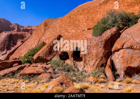 La passeggiata Mala va dal parcheggio di Mala alla Gola di Kantju lungo la base di Uluru (Ayres Rock). Uluru, territorio del Nord, Australia Foto Stock