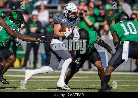 Houston, TX, Stati Uniti d'America. 23 Nov, 2019. Riso gufi wide receiver Trammell Austin (10) viene eseguito dopo aver fatto una dichiarazione delle catture durante il primo trimestre di un NCAA Football gioco tra il nord Texas significa verde e il riso Civette alla Rice Stadium di Houston, TX. Il riso ha vinto il gioco da 20 a 14.Trask Smith/CSM/Alamy Live News Foto Stock