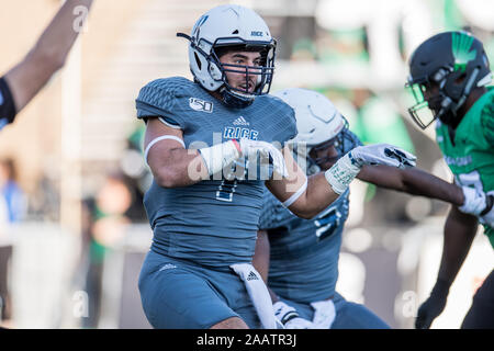 Houston, TX, Stati Uniti d'America. 23 Nov, 2019. Riso gufi linebacker Antonio Montero (1) festeggia il suo sacco durante il secondo trimestre di un NCAA Football gioco tra il nord Texas significa verde e il riso Civette alla Rice Stadium di Houston, TX. Il riso ha vinto il gioco da 20 a 14.Trask Smith/CSM/Alamy Live News Foto Stock