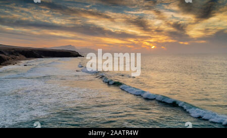 Tramonto spettacolare sulla costa di Playa La Pared a Fuerteventura, Isole Canarie, Spagna Foto Stock