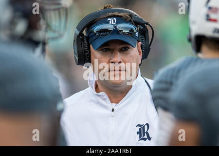 Houston, TX, Stati Uniti d'America. 23 Nov, 2019. Gufi di riso allenatore Mike Bloomgren parla con il suo team durante il terzo trimestre di un NCAA Football gioco tra il nord Texas significa verde e il riso Civette alla Rice Stadium di Houston, TX. Il riso ha vinto il gioco da 20 a 14.Trask Smith/CSM/Alamy Live News Foto Stock