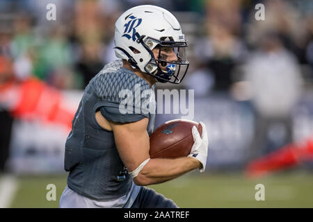 Houston, TX, Stati Uniti d'America. 23 Nov, 2019. Riso gufi wide receiver Trammell Austin (10) restituisce un kick durante il quarto trimestre di un NCAA Football gioco tra il nord Texas significa verde e il riso Civette alla Rice Stadium di Houston, TX. Il riso ha vinto il gioco da 20 a 14.Trask Smith/CSM/Alamy Live News Foto Stock