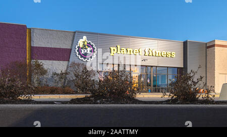 UTICA, NY, STATI UNITI D'AMERICA - Nov 23, 2019: Planet Fitness vista frontale in Toronto. Planet Fitness è un americano di franchisor e il gestore di centri fitness catena.. Foto Stock