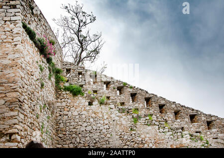 Il cortile interno del Castello di Palamidi nella città di Nafplion, in Grecia. Foto Stock