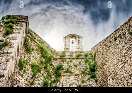 Il cortile interno del Castello di Palamidi nella città di Nafplion, in Grecia. Foto Stock