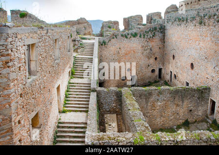 Il cortile interno del Castello di Palamidi nella città di Nafplion, in Grecia. Foto Stock