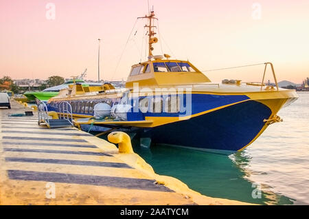 Flying Dolphin tipo nave ormeggiata nel porto del Pireo in Grecia. Foto Stock