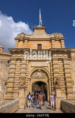 Mdina Gate (Maltese: Il-Bieb tal-Imdina) o Vilhena porta alla città silenziosa di Mdina a Malta, stile barocco landmark da 1724. Foto Stock