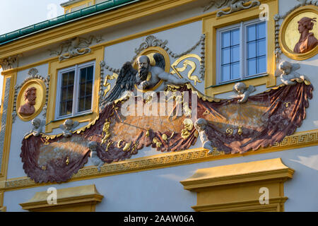 Chronos meridiana sulla facciata sud del Wilanow Palace di Varsavia, Polonia, residenza barocca del Re Jan III Sobieski, xvii secolo bassorilievo di Chronos - Foto Stock