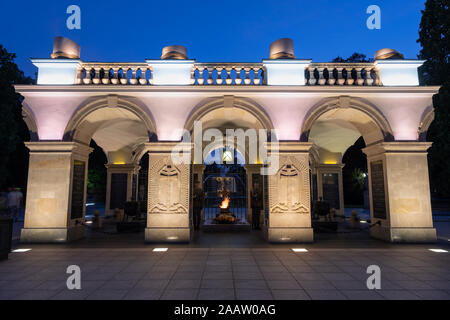 La tomba del Soldato sconosciuto durante la notte nella città di Varsavia, Polonia, situato sulla piazza Pilsudski, ultima parte superstite del Sassone Palace Foto Stock