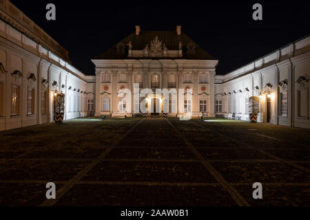 Il Palazzo Copper-Roof (Polacco: Pałac Pod Blacha) di notte a Varsavia, Polonia, residenza reale dal 1701 in stile rococò, punto di riferimento della città Foto Stock