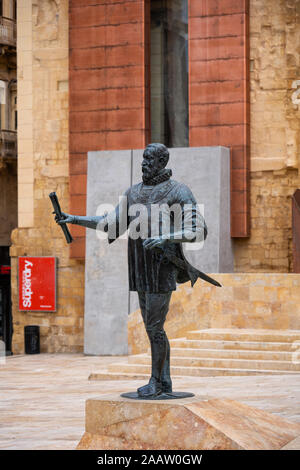 Statua di Jean de la Valette nella città di La Valletta, Malta, 49th Gran Maestro dell Ordine di Malta, artwork da Giuseppe Chetcuti Foto Stock