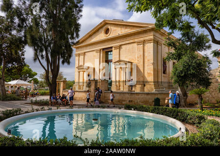 Upper Barrakka Gardens a La Valletta, Malta, città giardino con fontana e ex cappella Garrison Foto Stock