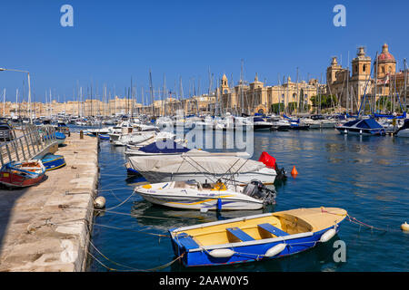 Vittoriosa Yacht Marina nel Grand Harbour di Malta, vista da Senglea sul lungomare della città di Birgu Foto Stock