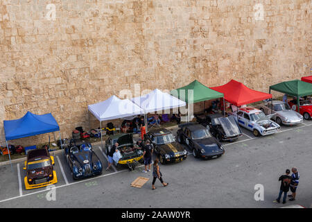 Mdina, Malta - 12 Ottobre 2019: Malta Classic Mdina Grand Prix Cars evento, in stile vintage racing automobili Foto Stock