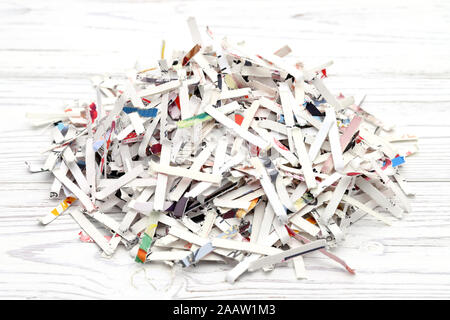 Shredded carta per documenti su sfondo bianco Foto Stock