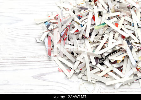 Shredded carta per documenti su sfondo bianco Foto Stock