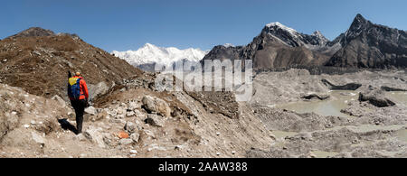 Giovane donna trekking vicino a Gokyo, Himalaya, Solo Khumbu, in Nepal Foto Stock