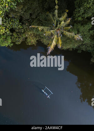 Drone shot della barca sul fiume a Bali, Indonesia Foto Stock