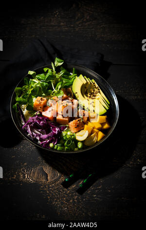 Angolo di alta vista di poke ciotola sul tavolo in studio Foto Stock