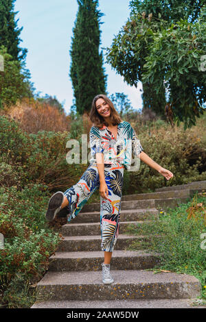 Ritratto di felice giovane donna divertirsi in un parco Foto Stock