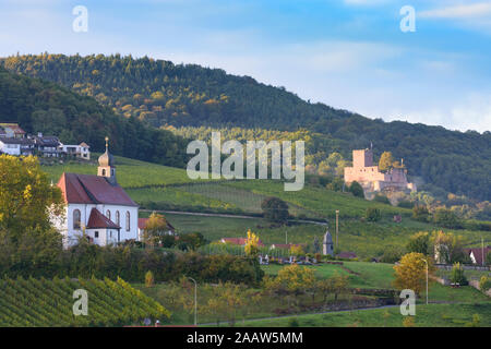 Klingenmünster: Landeck Castello, vigneto, villaggio e chiesa Gleiszellen in Weinstraße, Itinerario dei vini tedeschi, Renania-Palatinato, Renania-Palatinato, germe Foto Stock