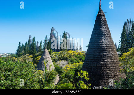 Vista di Jean-Marie Tjibaou Cultural Center contro il cielo blu chiaro, Noumea, Nuova Caledonia Foto Stock