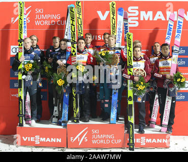 Squadre di Polonia, Norvegia, Austria visto celebrare dopo aver vinto il concorso a squadre della FIS Ski Jumping World Cup in Wisla. Foto Stock