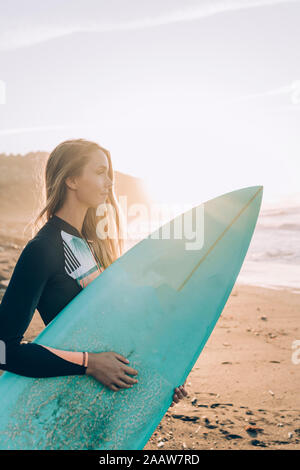 Giovane biondo surfer presso la spiaggia di Sopelana, Spagna Foto Stock