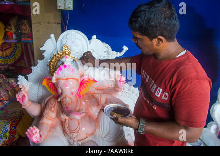 MUMBAI, India - 26 agosto : uomo indiano decoreting Ganesh idolo per Ganesh Chaturthi festival in Mumbai India il 26 agosto 2019 il festival ha celebrato i Foto Stock