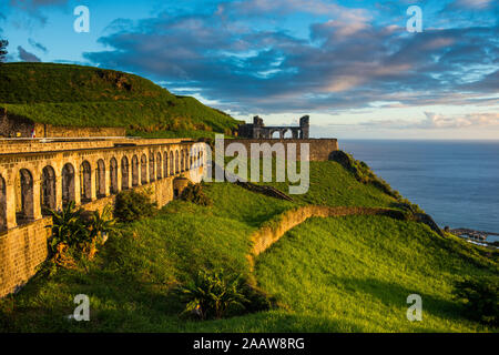 Brimstone Hill Fortress dal mare contro il cielo, Saint Kitts e Nevis, dei Caraibi Foto Stock