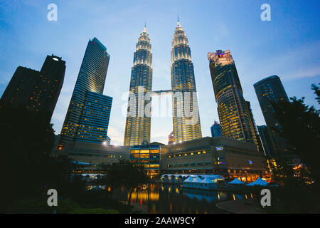 Petronas Towers al crepuscolo, Kuala Lumpur, Malesia Foto Stock